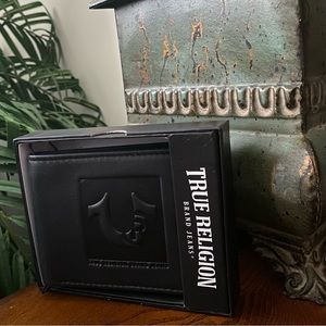 True Religion Black Genuine Leather Embossed Horseshoe Logo Wallet BiFol…